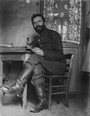 Rudolf Zimmermann : Portrait von Rudolf Zimmermann in Uniform an einem Tisch sitzend.