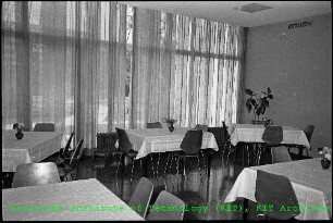 Unbesetzte Tische im Speisesaal der Kantine (KANT)