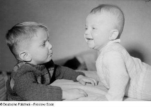 Porträt eines kleinen Jungen und eines sich aufstützenden Säuglings