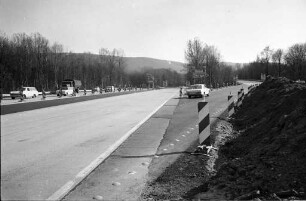 Anbringung je einer Standspur an den Seiten der Autobahn zwischen der Einfahrt Durlach und dem Karlsruher Dreieck.