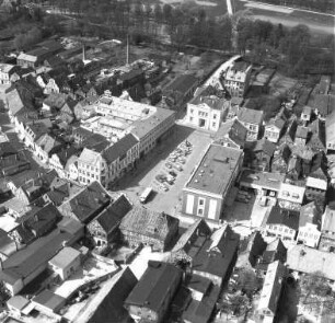 Marktplatz mit Rathaus: Luftbild: im Vordergrund Hindenburgstraße, im Hintergrund die Trave