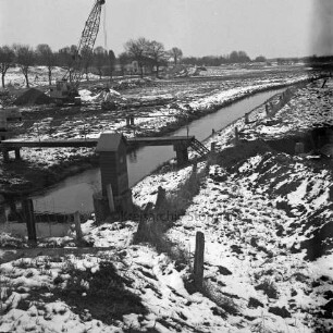 Rümpeler Weg: Kreisstraße Richtung Bad Oldesloe: Radwegtrasse: stillgelegter Brückenbau über die Beste: vorn links Notsteg: dahinter Bagger: rechts Baugrube mit Betonfundament: Winter