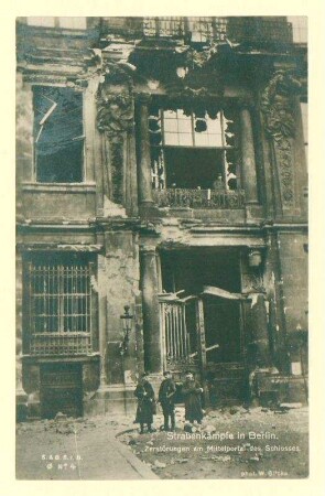 "Straßenkämpfe in Berlin. Zerstörungen am Mittelportal des Schlosses."