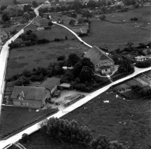Helms Gasthof (Wiesenstraße 5): Luftbild: links Dorfstraße