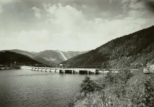 Hohenwarte. Saaletalsperre. Das gefüllte Becken gegen Staumauer und Pumpspeicherwerk Hohenwarte II