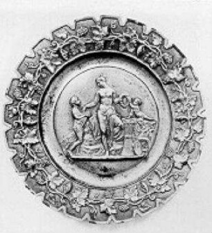 Teller mit gekerbtem Rand und Relief "Der Frühling" nach Bertel Thorvaldsen