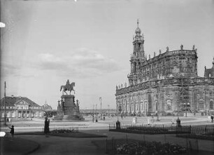 Dresden-Altstadt, Theaterplatz mit Reiterstandbild König Johanns. Blick zur Hofkirche