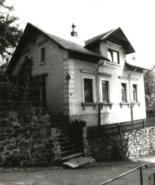 Schwarzenberg. Wohnhaus, Rösselberg 3. Straßenansicht mit Einfriedung auf Stützmauer