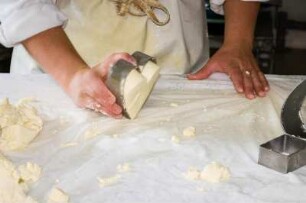 Frankreich. Haute Normandie. Seine Maritime. Nesle Hodeng. Ferme Gäc Brianchon. Käseproduzent von Neufchatel fermier AOC. Käseproduktion. Rohmasse wird in die Herz Form gebracht