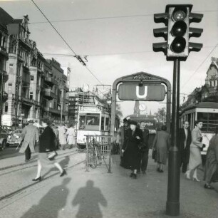 Berlin-Charlottenburg. Kurfürstendamm mit U-Bahn-Station. Blick gegen Wohnhäuser, im Hintergrund Kaiser-Wilhelm-Gedächtniskirche