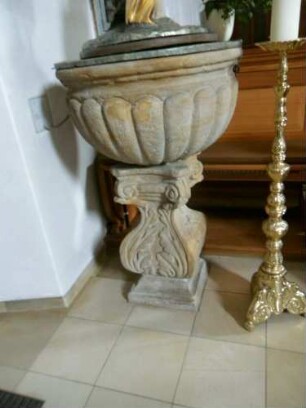 Langhaus Innen-Taufbecken mit Ornamentiertem Fuß (Barock) in Übersicht