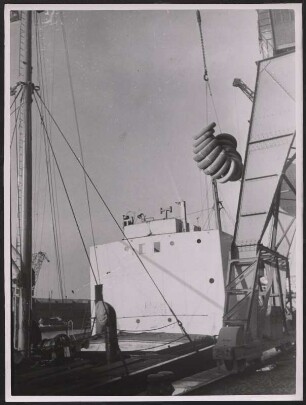 Schiff am Überseehafen Bremen
