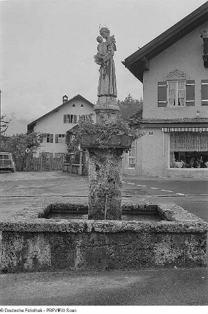 Mittenwald. Stockbrunnen mit Mönch und Jesuskind(1901/1915)