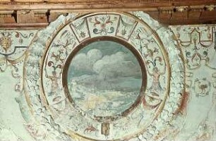 Groteskendekoration der Fensterwand und des stukkierten Frieses