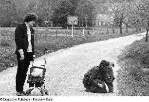 Hochkirch-Wuischke. Werner und Sabine L. mit ihrer Tochter Gesine am Ortsausgang