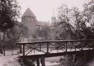 Braunsberg, Pflaumengrund : Braunsberg (Braniewo/Polen). Blick gegen den Pfaffenturm und Gymnasium , Fußgängerbrücke