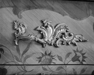 Möbelgriff in Rocailleform