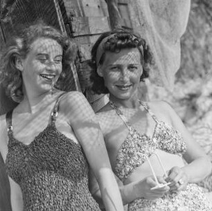 Elisabeth Gremmler (rechts) und eine Freundin in Bademode im Schatten eines Netzes