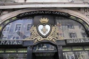 Lissabon - Geschäftseingang : Der Eingang eines Geschäftes in der Unterstadt Baixa ist in der Erbauungszeit um 1900 aufwändig verziert worden. Aufgenommen in Lissabon am 13. Oktober 2009