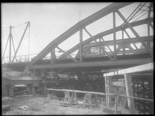 Bahnbrücke über Fluss, Baustelle (vermutl. östliche Donaubrücke in Sigmaringen)