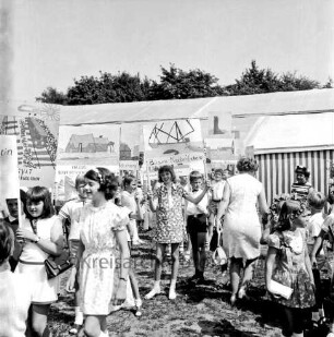 Kindervogelschießen: Festwiese: Festumzug: Klasse 4b mit Transparenten "Schleswig-Holstein im Bild": dahinter Festzelt