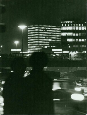 Hamburg-Altstadt bei Nacht. Ost-West-Straße (heutiger Streckenabschnitt Willy-Brandt-Str.) am Rödingsmarkt. Im Hintergrund Bürohochhäuser.