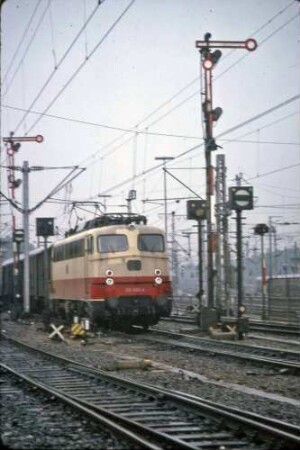Stuttgart Hbf. Gleis 8 Einfahrt Lok 112 492 E Gepäckwagen