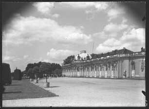 Potsdam, Schloss Sanssouci, Blick auf Schloss und oberste Terrasse in Richtung Westen.
