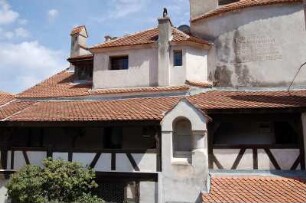 Schloß Bran in Siebenbürgen : Detail-Hofansicht der mittelalterlichen Törzburg (oder Schloss Bran), 1377 bei Brasov in Siebenbürgen erbaut. Rumänien, April 2007