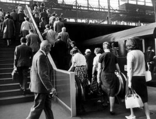 HJamburg. Hauptbahnhof. Reger Berufsverkehr. Reisende besteigen einen Zug