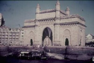 Reisefotos. Bombay. Gateway of India. Errichtet zur Erinnerung an den Besuch König Georg V. von Großbritannien in Indien 1911, wo er in Delhi zum Kaiser von Indien gekrönt wurde