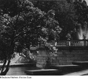 Dresden. Schloss Albrechtsberg. Terrasse, Ansicht mit Wasserbecken