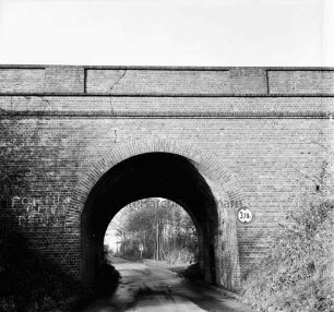 Eisenbahnbrücke der Eisenbahnstrecke zwischen Hamburg und Lübeck: darunter Landstraße zwischen Bundesstraße B 75 und Steinfeld