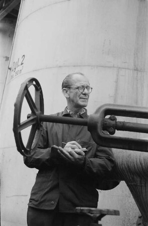 VEB Chemiekombinat Bitterfeld. Vielleicht ein Meister bei der Qualitätskontrolle zur Schichtablösung