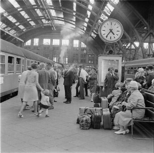 Leipzig. Hauptbahnhof. Reisende auf einem Bahnsteig wartend