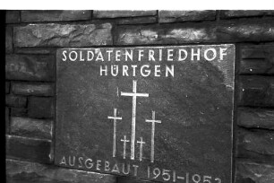 Hürtgen, Eifel: Soldatenfriedhof Hürtgen, Schild