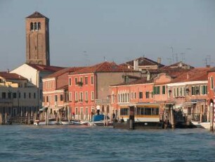 Blick auf das Zentrum der Glasbläser-Insel Murano in der Lagune von Venedig