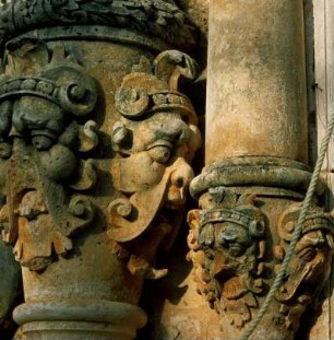 Moni Gdernettu (Moni Guverneto), Akrotiri (Kreta) : Akrotiri (Kreta). Moni Gdernettu (Moni Guverneto), manieristische Fratzen an den Säulenbasen der Fassade der Klosterkirche