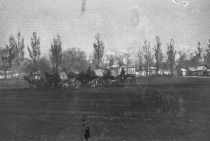 Pferdewagen vor Siedlung : Pferdewagen vor einer zentralasiatischen Siedlung, vermutlich in der Nähe der Stadt Almaty aufgenommen