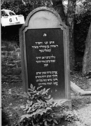 Grabstein 61 (Index: 100094932) Material: Sandstein, schwarze Granitplatte Zustand: gut Maße HxBxT: 165x75x12 cm Beschreibung: Stele, doppelt eingezog. Rundbogenabschluß, rechteck. Platte m. rund eingezog. Ecken Besonderheit: gereimter 4-Zeiler: Grabstein 61