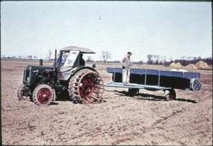 Radschlepper RS 14/30 mit Großflächendüngerstreuer D 385