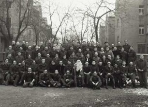 Gruppenbild französischer Kriegsgefangener mit Weihnachtsmann vor der Turnhalle am Scheunenplatz