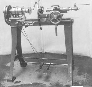 Präzisions-Schraubendrehbank, Schnell-Läufer, 22 mm Spindelbohrung (Kärger, Berlin) : Technikgeschichte | Maschinenbau | Werkzeuge und Werkzeugmaschinen | Hobelmaschinen, Drehbänke; Revolver Drehbänke; Automaten, Schleifmaschinen