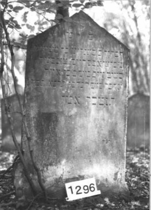 Grabstein 1296 (Index: 99900151) Material: Sandstein Zustand: leicht angewittert Maße HxBxT: 129x68x10 cm Beschreibung: Stele mit Dreiecksabschluss: Grabstein 1296
