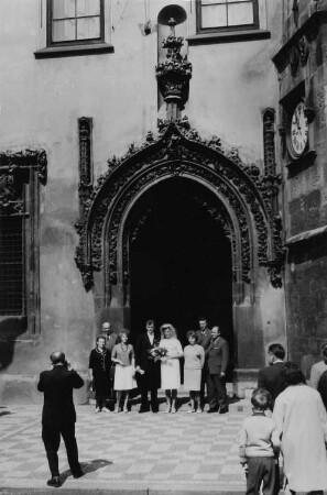Hochzeitsgesellschaft vor dem Portal zum Altstädter Rathaus