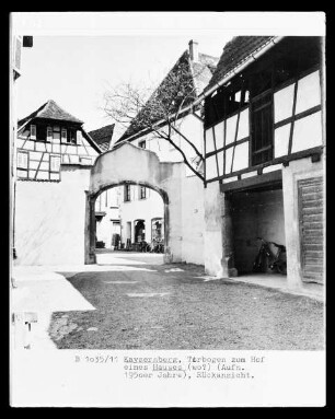 Torbogen zum Hof eines Wohnhauses