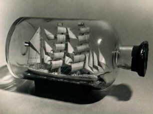 In der Freizeit wurde die 3-Mast-Bark "Hamburg" als Buddelschiff geschaffen. Ein Kunstwerk in der Flasche