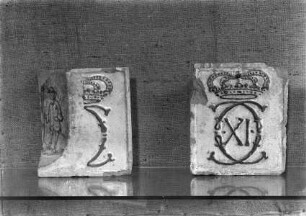 Ofenkachel mit dem Monogramm Karls XI. von Schweden