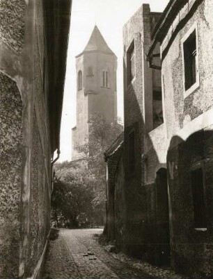 Lauban, Kirchgasse : Lauban (Luban/Polen). Kirchgasse mit Glockenturm