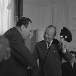 Gastspiel des Schauspielers Heinz Rühmann in Karlsruhe anlässlich der Uraufführung seines Films "Max der Taschendieb" mit Empfang Heinz Rühmanns im Haus Solms.